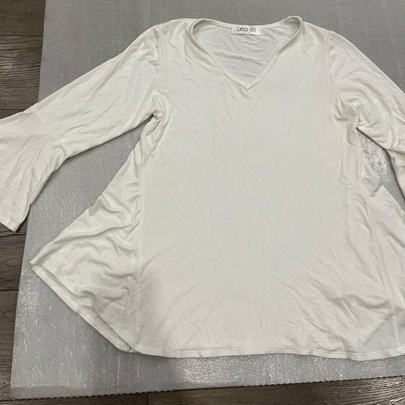 ❤️2/$30❤️[S/M]Cielo Blu Women's White V-Neck Flare Blouse Bell Sleeve - Picture 1 of 6